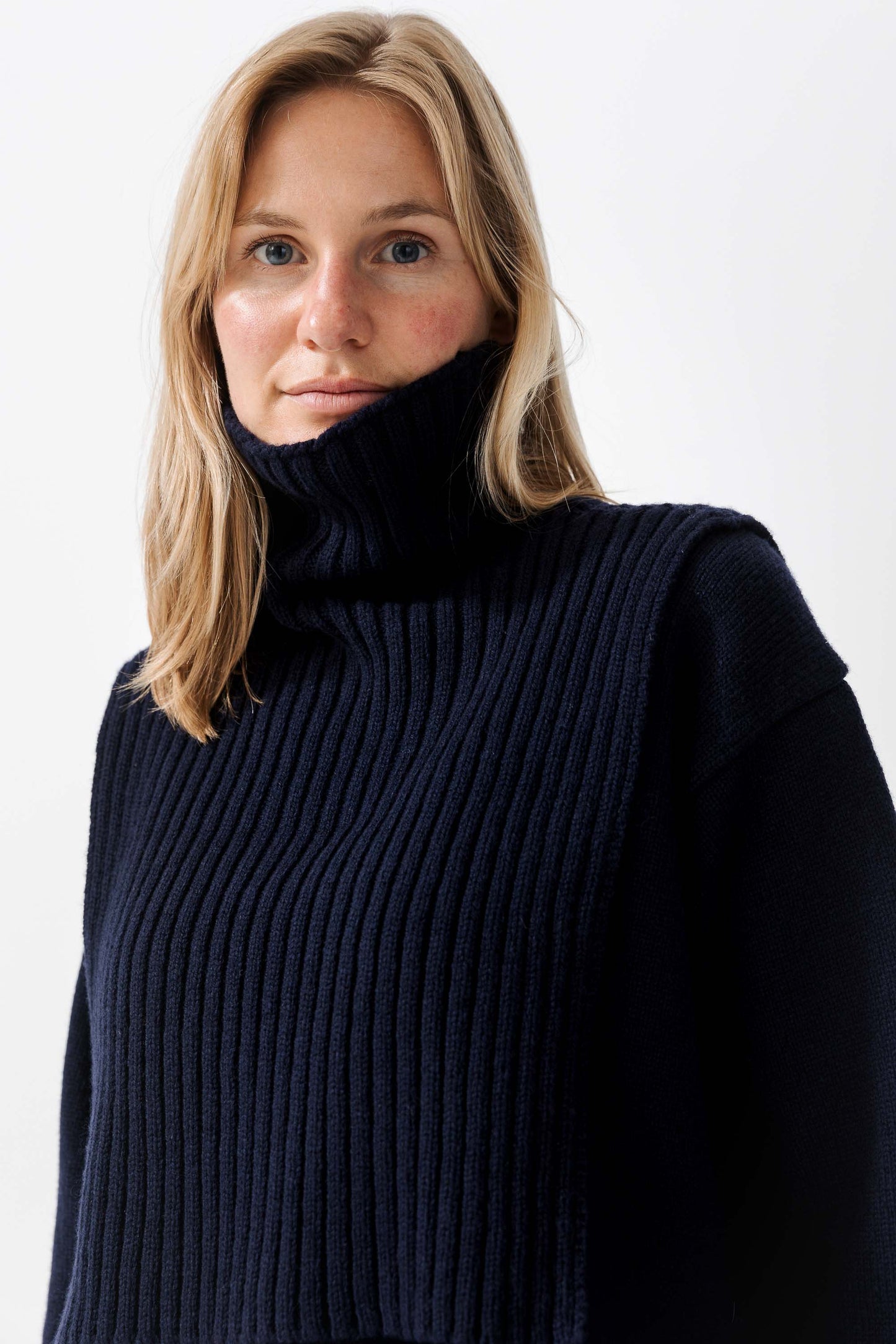 ASKØ LAMBSWOOL SWEATER 2-IN-1