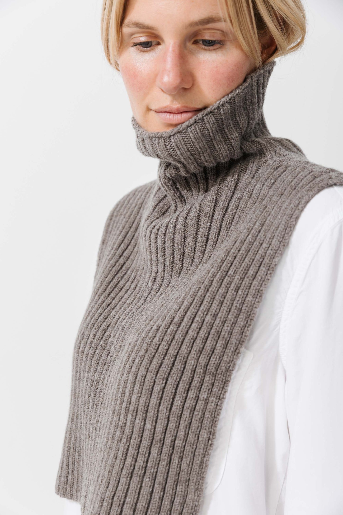 LILLEØ LAMBSWOOL BIB HIGH NECK
