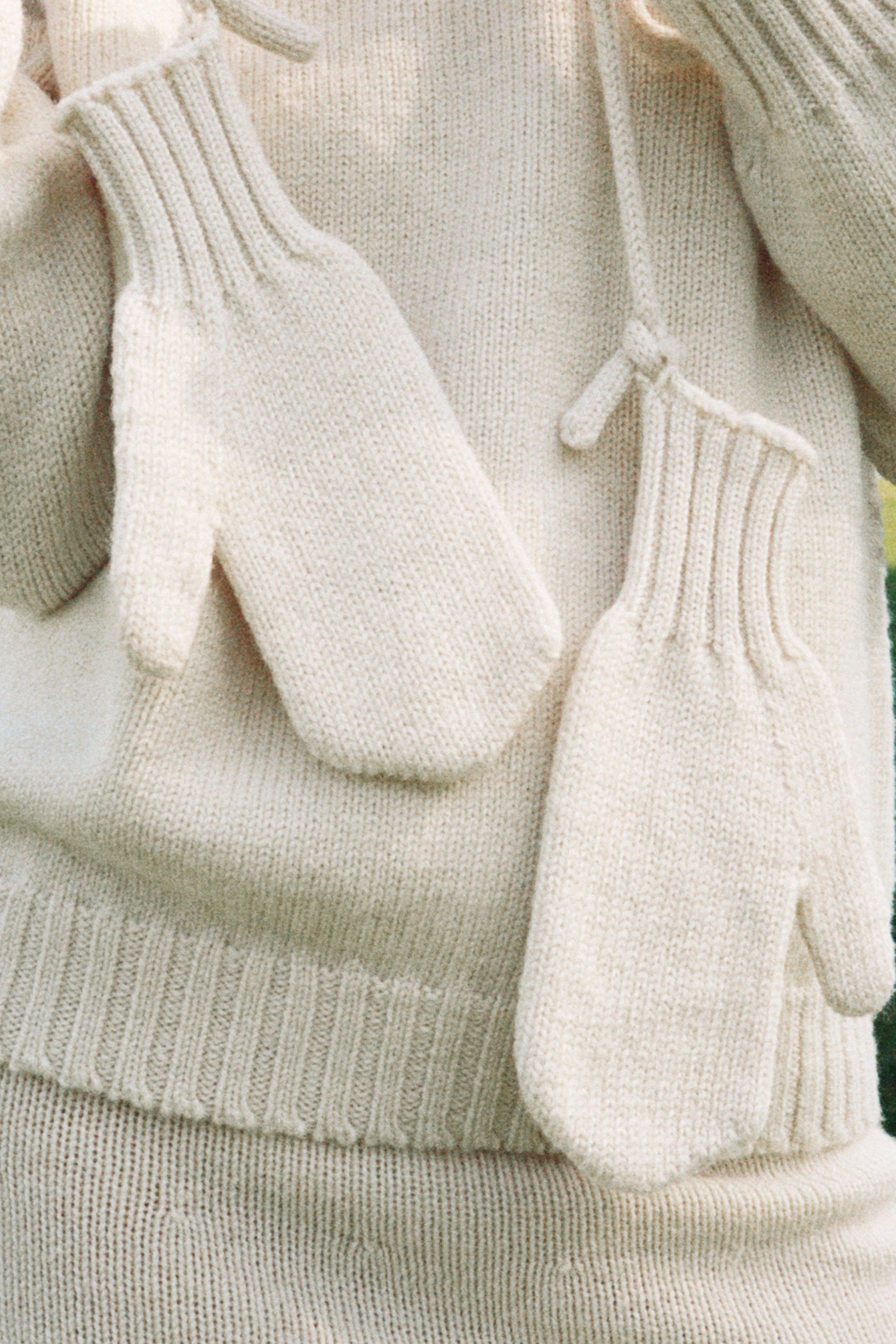 BOGØ MITTENS ON STRING