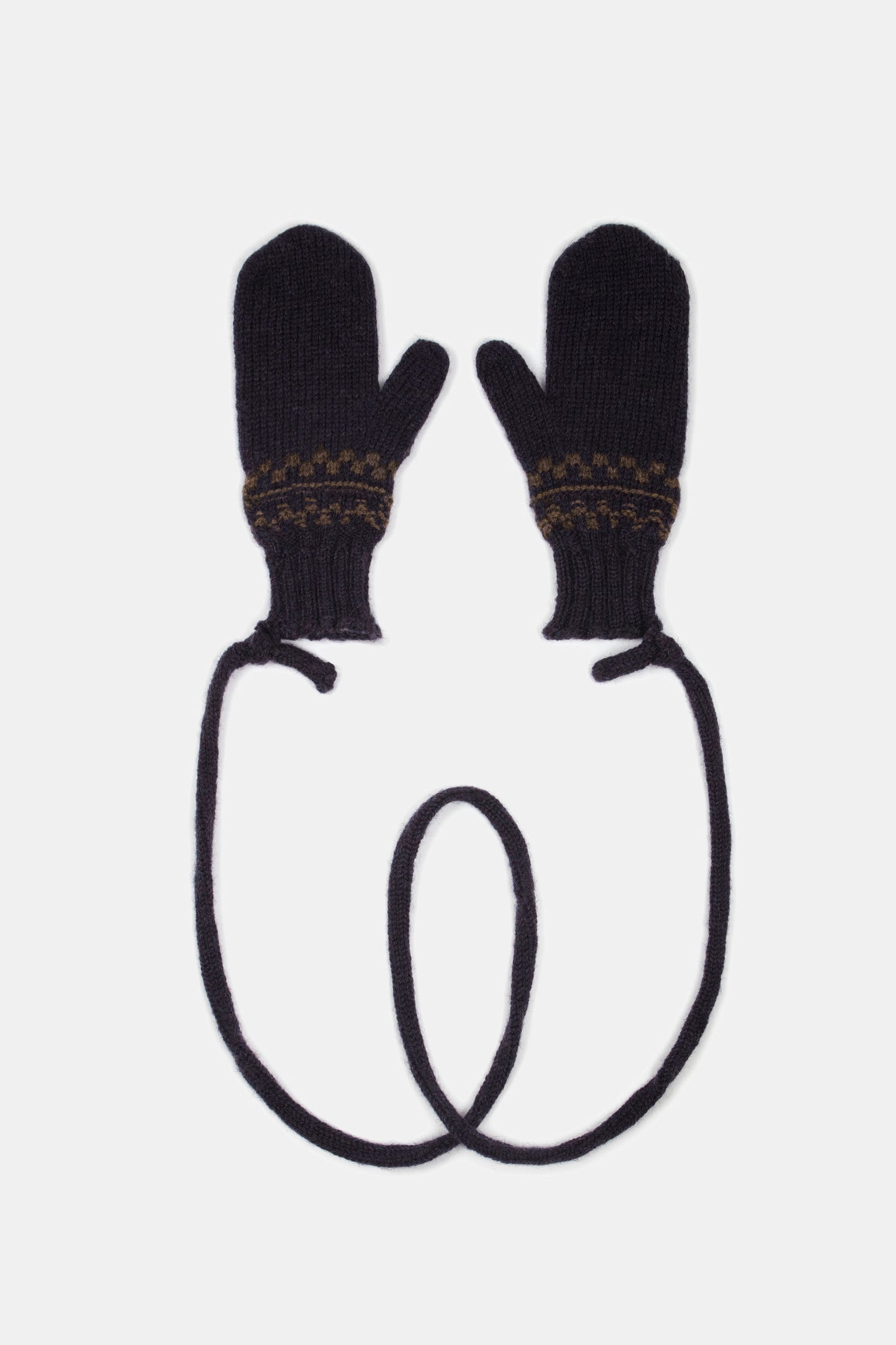 KALVØ MITTENS ON STRING